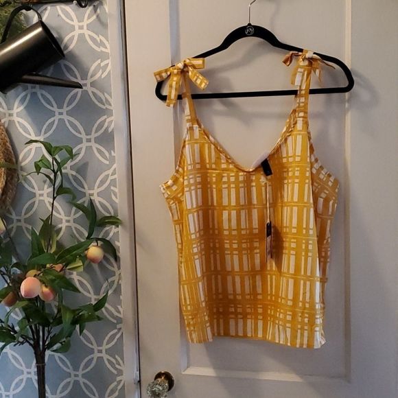 Universal Thread Tops - Yellow print tank threshold